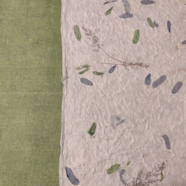 Album foto con carta di gelso con inserti floreali "petali blu e verdi" e dorso in Lokta Wax Cotton verde