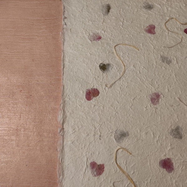 Album foto con carta di gelso con inserti floreali "petali colorati" e dorso in Lokta Wax Cotton rosa baby