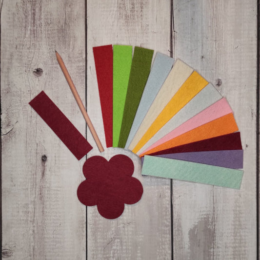 Kit "Matita Fiorita": contiene tutto l'occorrente a realizzare una matita fiorita decorata con con una margherita in feltro e completa di foglie.