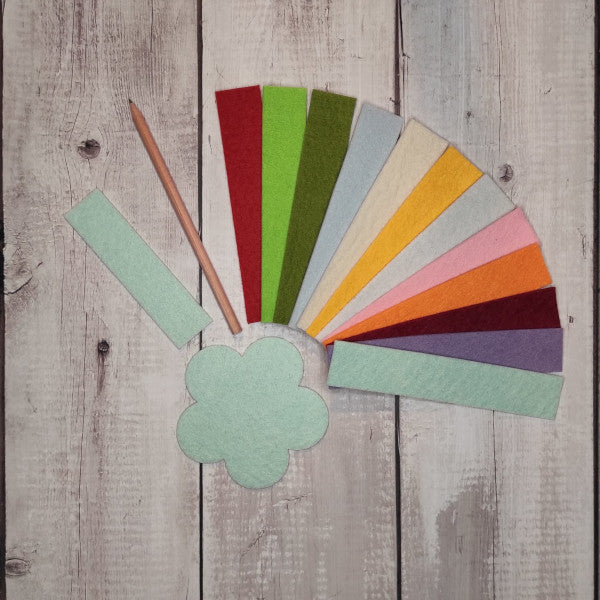 Kit "Matita Fiorita": contiene tutto l'occorrente a realizzare una matita fiorita decorata con con una margherita in feltro e completa di foglie.