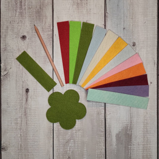 Kit "Matita Fiorita": contiene tutto l'occorrente a realizzare una matita fiorita decorata con con una margherita in feltro e completa di foglie.