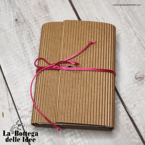 Agenda annuale piccola con copertina rivestita con carta artigianale  Custodia in cartoncino ondulato colore avana.