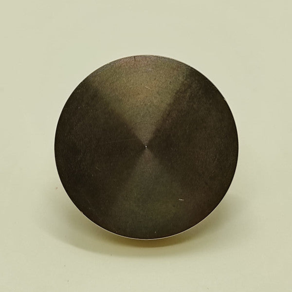 Piastra in metallo per timbro da ceralacca. La forma è rotonda (diametro 30 mm) e la superficie non presenta alcun soggetto ma è completamente liscia in modo da ottenere un timbro neutro ideale per realizzare effetti decorativi particolari con fiori pressati, brillantini, foglia oro, etc.