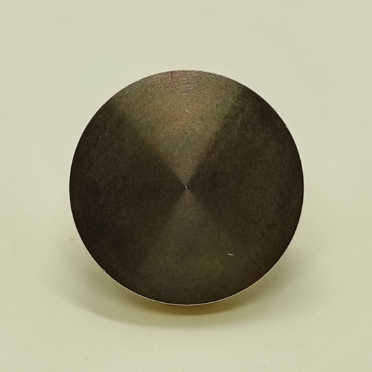 Piastra in metallo per timbro da ceralacca. La forma è rotonda (diametro 30 mm) e la superficie non presenta alcun soggetto ma è completamente liscia in modo da ottenere un timbro neutro ideale per realizzare effetti decorativi particolari con fiori pressati, brillantini, foglia oro, etc.