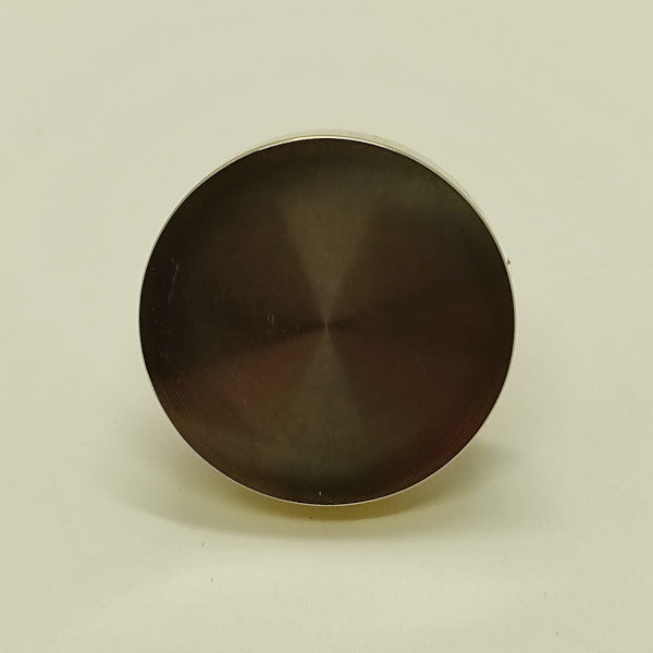 Piastra in metallo per timbro da ceralacca. La forma è rotonda (diametro 25 mm) e la superficie non presenta alcun soggetto ma è completamente liscia in modo da ottenere un timbro neutro ideale per realizzare effetti decorativi particolari con fiori pressati, brillantini, foglia oro, etc.