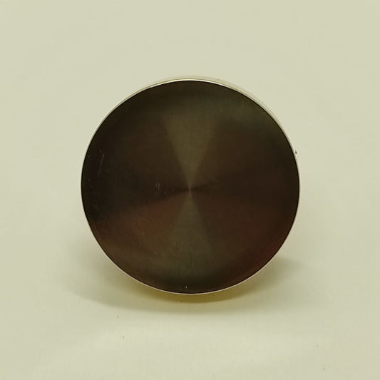 Piastra in metallo per timbro da ceralacca. La forma è rotonda (diametro 25 mm) e la superficie non presenta alcun soggetto ma è completamente liscia in modo da ottenere un timbro neutro ideale per realizzare effetti decorativi particolari con fiori pressati, brillantini, foglia oro, etc.
